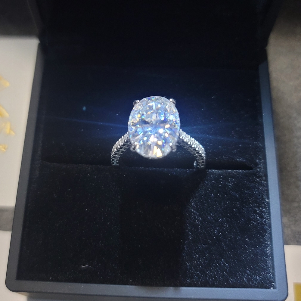 8ct Oval-Cut Wedding/Engagement Ring